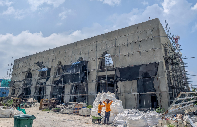 އެސްޖޭ މިސްކިތުގެ މަސައްކަތް މިހާރު ގޮސްފައިވާ ހިސާބު: އެތަނުގެ މަސައްކަތް މި ޑިސެމްބަރަށް ނިމޭނެ ކަމަށް މިނިސްޓްރީން ވަނީ ބުނެފައި.--- ފޮޓޯ: ފަޔާޒު މޫސާ| މިހާރު