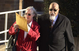 ހާވަޑް ޔުނިވަސިޓީގެ ކުރީގެ މޯގް މެނޭޖަރު ސެޑްރިކް ލޮޖް (ކ) އާއި އޭނާގެ އަންހެނުން: މި ދެ މީހުން ޖަލަށް ލާން ވަނީ ހުކުމްކޮށްފައި.