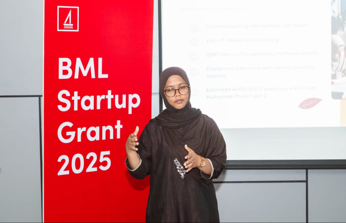 ބީއެމްއެލް ސްޓާޓަޕް ގްރާންޓް ލިބުނު ބޭފުޅަކު ރަސްމިއްޔާތުގައި ބައިވެރިވަނީ. -- ފޮޓޯ:ބީއެމްއެލް