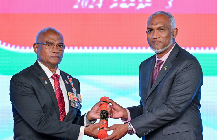 މޫސާ އަލީ ޖަލީލަށް، ނިޝާން އަސްކަރީ ވެރިކަމުގެ އިއްޒަތް ރައީސް މުއިއްޒު މިދިޔަ އަހަރުގެ ނޮވެމްބަރު ހަތަރުވަނަ ދުވަހު އަރުވަނީ.---ފޮޓޯ: ރައީސް އޮފީސް
