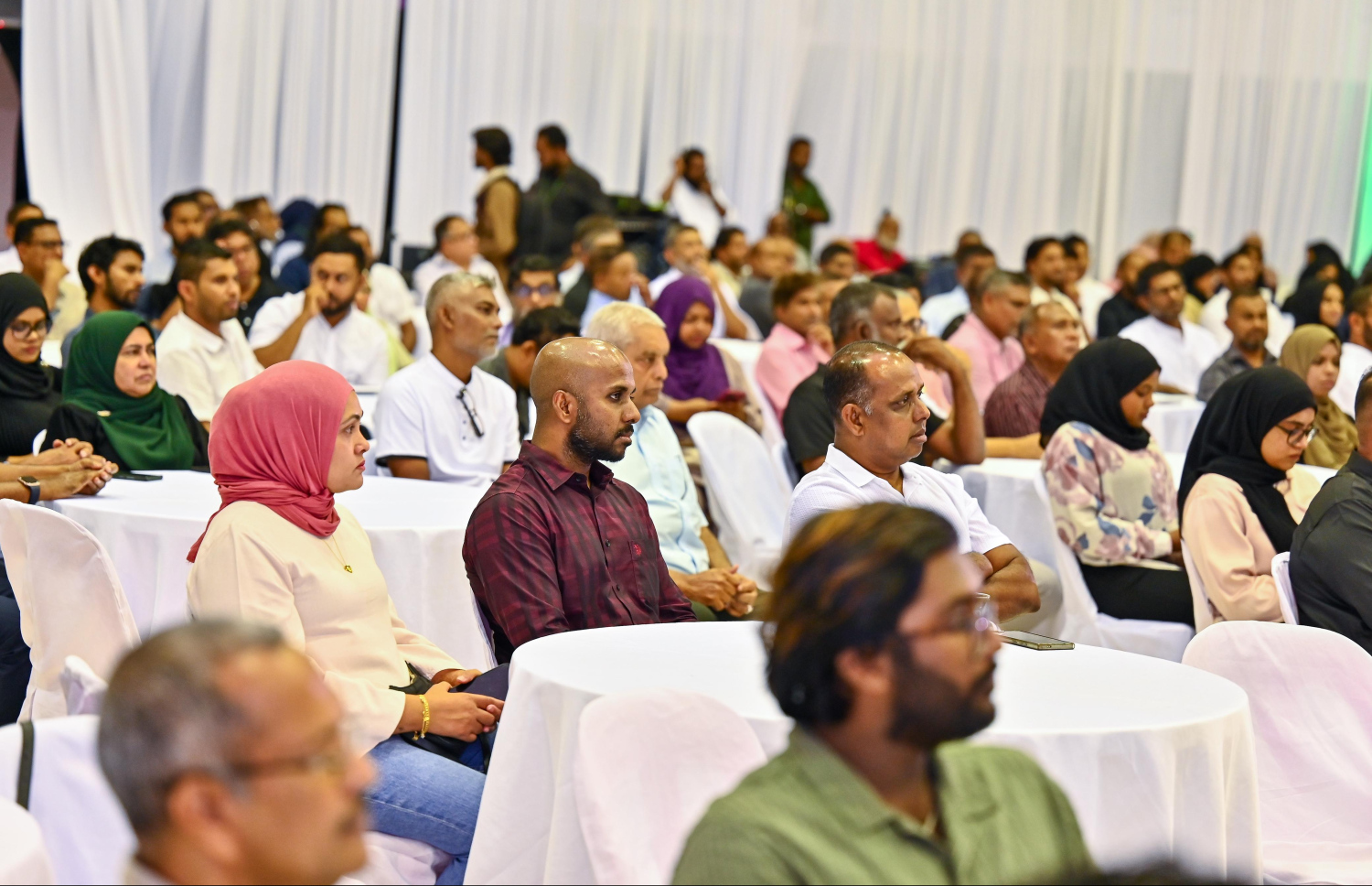 ކުދި އަދި މެދުފަންތީގެ ވިޔަފާރިވެރިންނާ އެކު ރައީސް މުއިއްޒު ރޭ ބޭއްވެވި ބައްދަލުވުމަށް ދިޔަ ބައެއް ވިޔަފާރިވެރިން.---ފޮޓޯ: ރައީސް އޮފީސް