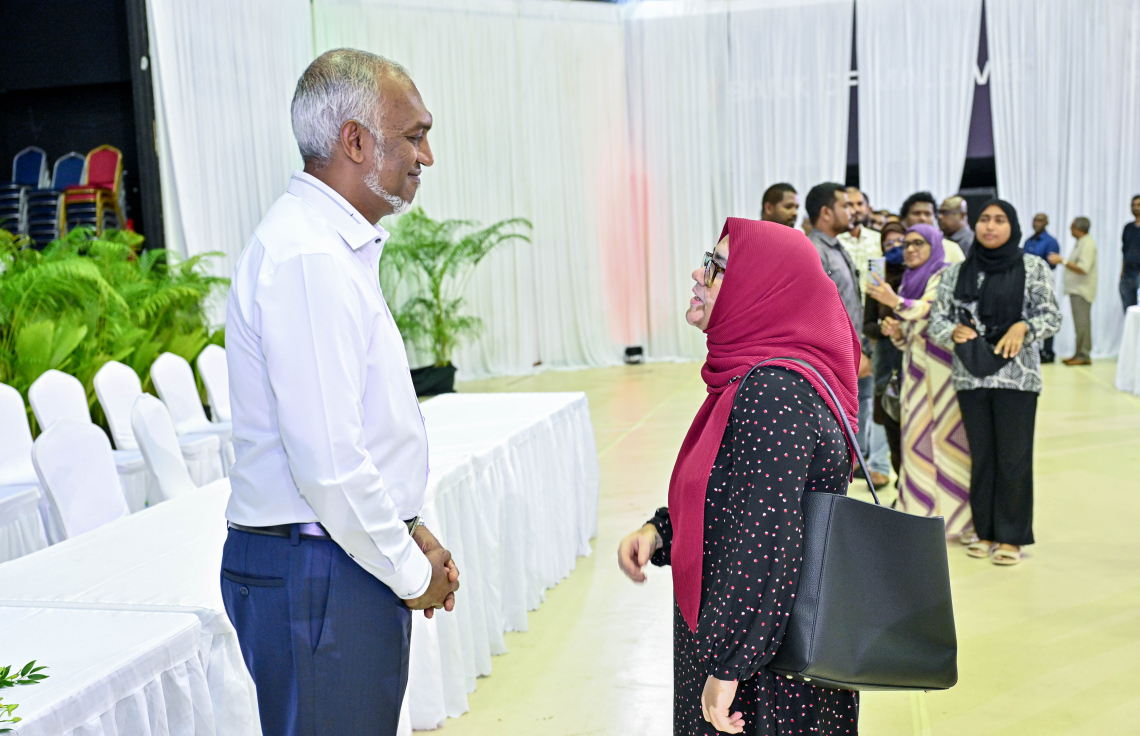 ކުދި އަދި މެދުފަންތީގެ ޒުވާން އަންހެން ވިޔަފާރިވެރިއެއްގެ ޝަކުވާ ރައީސް މުއިއްޒު ރޭ އަޑުއައްސަވަނީ.---ފޮޓޯ: ރައީސް އޮފީސް