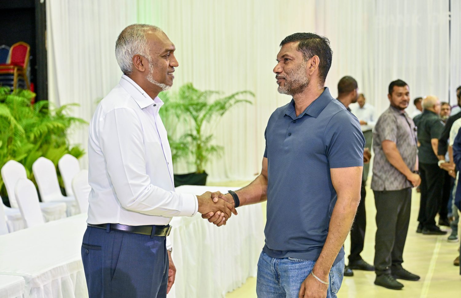 ކުދި އަދި މެދުފަންތީގެ ވިޔަފާރިވެރިންނާ އެކު ރައީސް ރޭ ބޭއްވެވި ބައްދަލުވުމުގައި ބައިވެރިވި ވިޔަފާރިވެރިއަކާ ރައީސް ޑރ. މުހައްމަދު މުއިއްޒު ވާހަަކަދައްކަވަނީ. -- ފޮޓޯ: ފަޔާޒް މޫސާ/މިހާރު