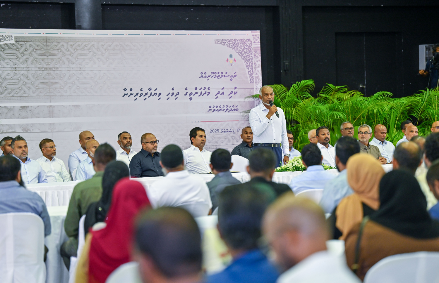 ކުދި އަދި މެދުފަންތީގެ ވިޔަފާރިވެރިންނާ ރައީސް މުއިއްޒު ރޭ ވާހަކަފުޅު ދައްކަވަނީ.---ފޮޓޯ: ރައީސް އޮފީސް