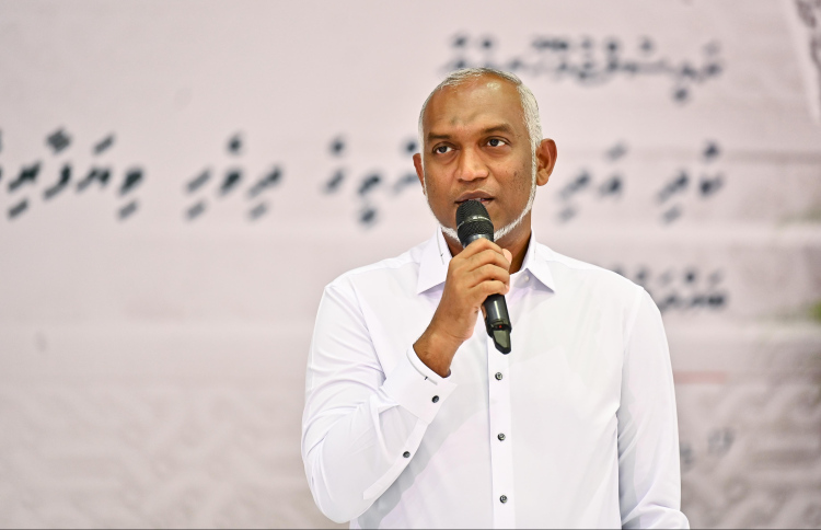ކުދިއަދި މެދުފަންތީގެ ވިޔަފާރިވެރިންނާ އެކު ރޭ ބޭއްވެވި ބައްދަލުވުމުގައި ރައީސް ޑރ.މުހައްމަދު މުއިއްޒު ވާހަކަދައްކަވަނީ. ފޮޓޯ: ފަޔާޒް މޫސާ/މިހާރު