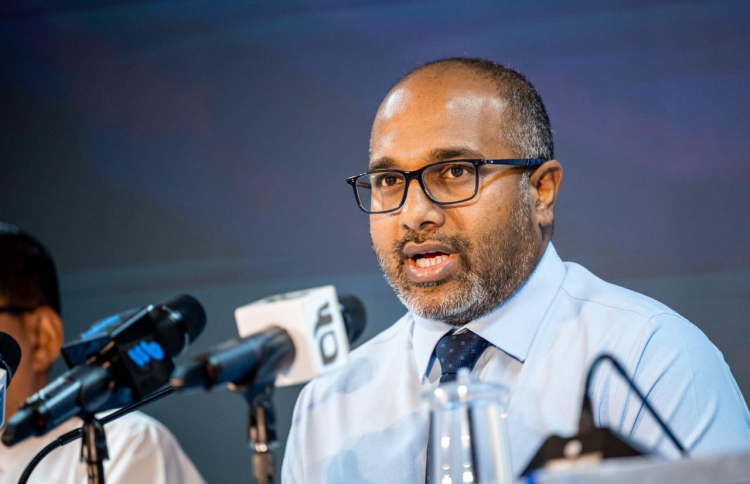 ހޯމް މިނިސްޓަރު އަލީ އިހުސާން މިއަދު ނޫސްވެރިންނާ ވާހަކަދައްކަވަނީ. ފޮޓޯ: ނިޝާން އަލީ/ މިހާރު