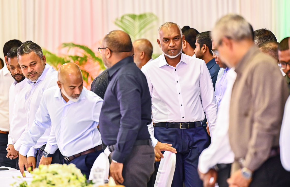 ކުދި އަދި މެދު ފަންތީގެ ވިޔަފާރިވެރިންނާ ބައްދަލުކުރެއްވުމަށް ސޯޝަލް ސެންޓަރުގައި ބޭއްވި ޖަލްސާއަށް ރައީސް ވަޑައިގަންނަވަނީ -- ފޮޓޯ: ފަޔާޒު މޫސާ | މިހާރު
