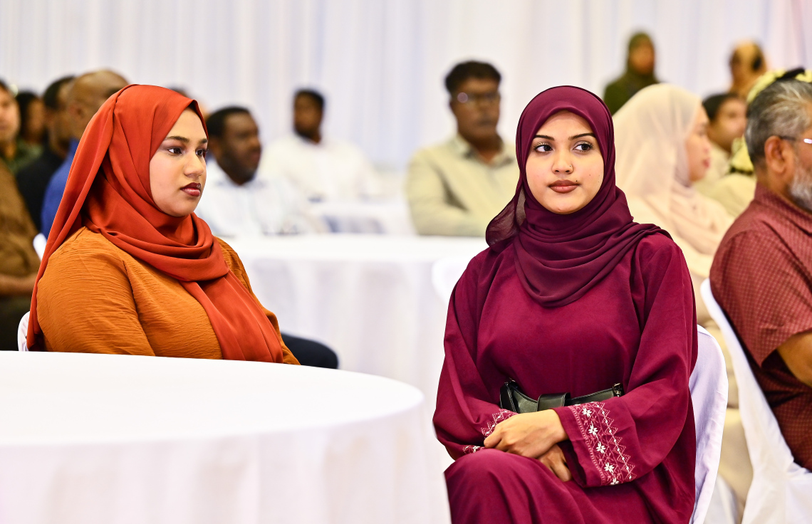 ރައީސް މުއިއްޒު ކުދި އަދި މެދުފަންތީގެ ވިޔަފާރިވެރިންނާ ބައްދަލުކުރެއްވުމަށް ބޭއްވި ޖަލްސާގައި ބައެއް ވިޔަފާރިވެރިން ބައިވެރިވަނީ -- ފޮޓޯ: ފަޔާޒު މޫސާ | މިހާރު