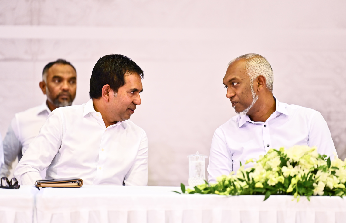 ކުދި އަދި މެދުފަންތީގެ ވިޔަފާރިވެރިންނާ ބައްދަލުކުރެއްވުމަށް ބޭއްވި ޖަލްސާގައި ރައީސް މުއިއްޒާއި އިކޮނޮމިކް މިނިސްޓަރު މުހައްމަދު ސައީދު މަޝްވަރާ ކުރައްވަނީ .-- ފޮޓޯ: ފަޔާޒު މޫސާ | މިހާރު