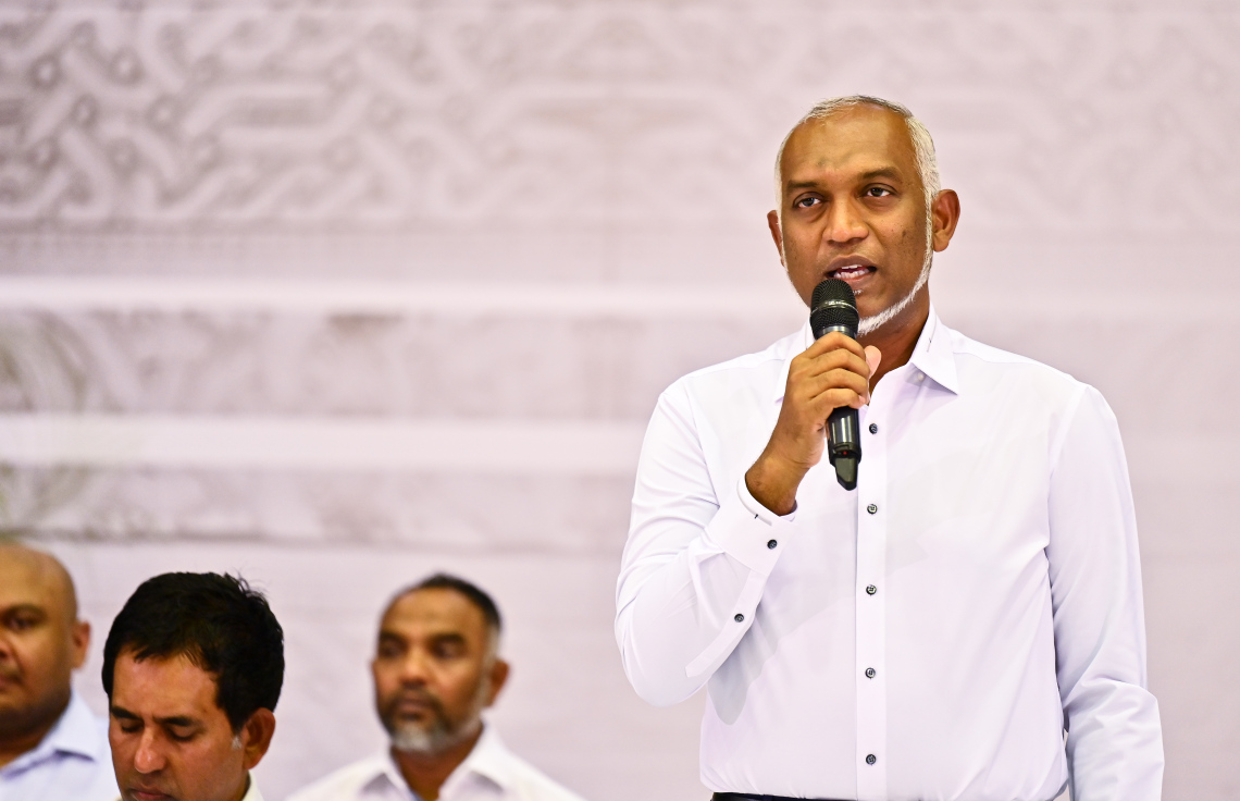 ކުދި އަދި މެދު ފަންތީގެ ވިޔަފާރިވެރިންނާ ބައްދަލުކުރައްވާ ރައީސް މުއިއްޒު ވާހަކަފުޅު ދައްކަވަނީ .---ފޮޓޯ: ފަޔާޒު މޫސާ| މިހާރު