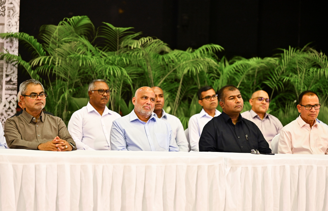 ރައީސް މުއިއްޒު ކުދި އަދި މެދުފަންތީގެ ވިޔަފާރިވެރިންނާ ބައްދަލުކުރެއްވުމަށް ބޭއްވި ޖަލްސާގައި ބައެއް މިނިސްޓަރުން ބައިވެރިވެ ވަޑައިގަންނަވަނީ -- ފޮޓޯ: ފަޔާޒު މޫސާ | މިހާރު