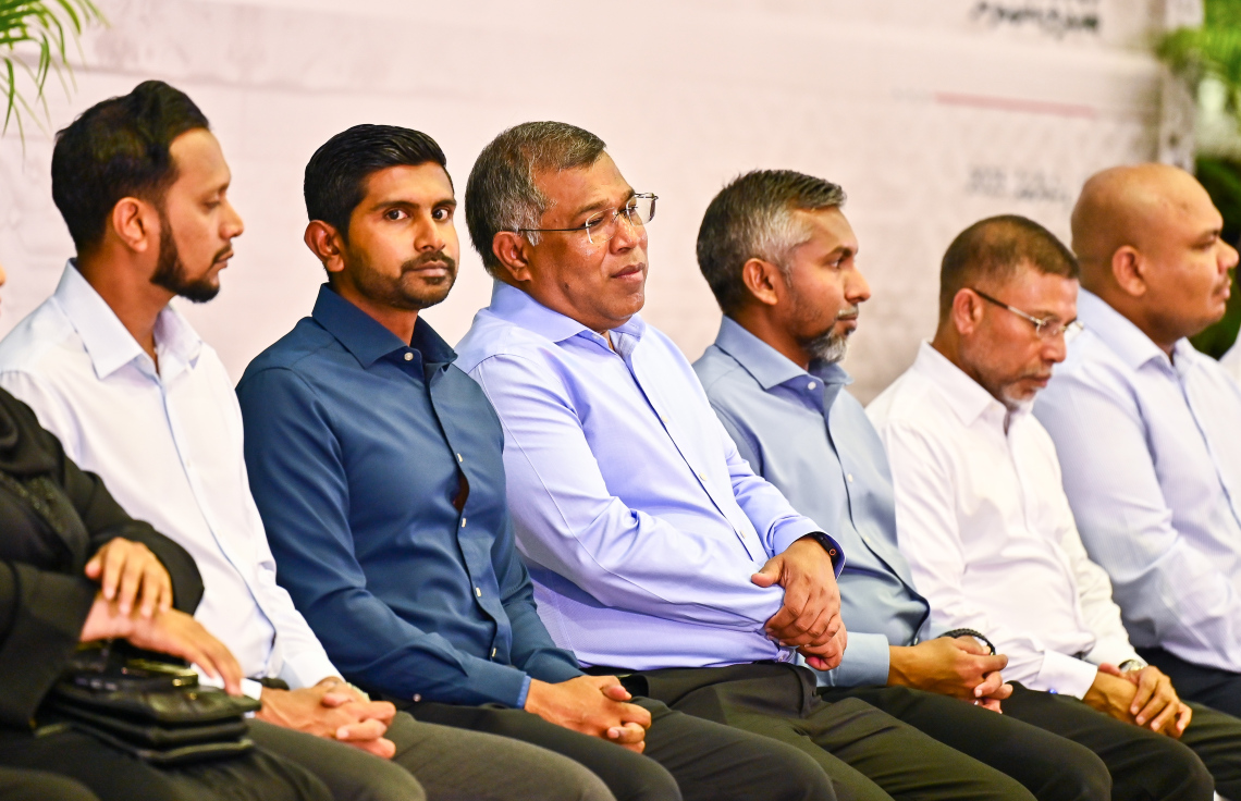 ރައީސް މުއިއްޒު ކުދި އަދި މެދުފަންތީގެ ވިޔަފާރިވެރިންނާ ބައްދަލުކުރެއްވުމަށް ބޭއްވި ޖަލްސާގައި ކުންފުނިތަކުގެ ވެރިން ބައިވެރިވަނީ -- ފޮޓޯ: ފަޔާޒު މޫސާ | މިހާރު