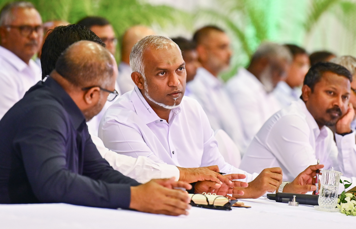 ކުދި އަދި މެދުފަންތީގެ ވިޔަފާރިވެރިންނާ ބައްދަލުކުރެއްވުމަށް ބޭއްވެވި ބައްދަލުވުމުގައި ރައީސް މުއިއްޒާއި ހޯމް މިނިސްޓަރު އިހުސާނު މަޝްވަރާ ކުރައްވަނީ .-- ފޮޓޯ: ފަޔާޒު މޫސާ | މިހާރު