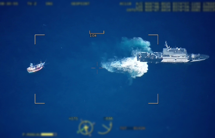 ހއ. ކެލާ ކައިރިން ހިފެހެއްޓި ލަންކާގެ ދެ މަސްބޯޓުގެ ތެރެއިން އެއް ބޯޓު ކައިރީގައި ކޯސްޓްގާޑުގެ އުޅަނދެއް.-- ފޮޓޯ: އެމްއެންޑީއެފް