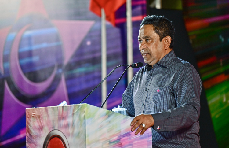 ޕީއެންއެފުން ރޭ ބޭއްވި ޖަލްސާގައި ޔާމީން ވާހަކަފުޅު ދައްކަވަނީ.---ފޮޓޯ: ފަޔާޒު މޫސާ| މިހާރު