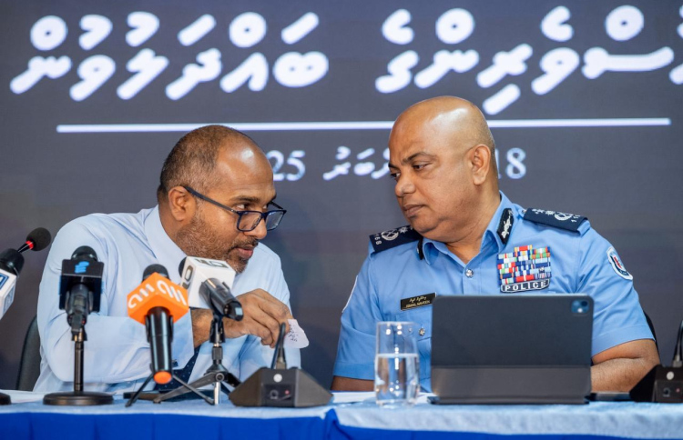 ހޯމް މިނިސްޓްރީން މިއަދު ބޭއްވި ނޫސްވެރިންގެ ބައްދަލުވުމުގައި ސީޕީ އިސްމާއިލް ނަވީނާއި ހޯމް މިނިސްޓަރު އަލީ އިހުސާން ވާހަކަ ދައްކަވަނީ. -- ފޮޓޯ: ނިޝާން އަލީ / މިހާރު