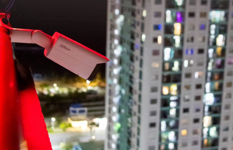 ހިޔާގެ ޓަވަރެއްގެ މަތީގައި ސީސީޓީވީ ކެމެރާއެއް ހަރުކޮށްފައި.-- ފޮޓޯ: އެޗްޑީސީ