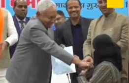 އިންޑިއާގެ ބިހާރްގެ ޗީފް މިނިސްޓަރު ނިތިޝް ކުމާރު މީހެއްގެ މޫނުބުރުގާއަށް ދަމައިގަންނަނީ.