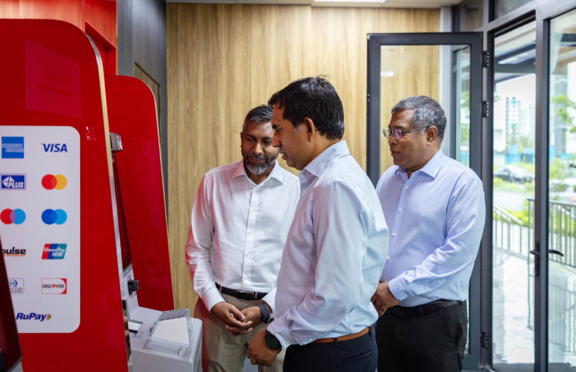 ހުޅުމާލެ 2 ގައި ބެހެއްޓި ޑޮލަރު އޭޓީއެމްގެ ހިދުމަތް ރަސްމީކޮށް ފެށުމުގެ ރަސްމިއްޔާތުގައި އިކޮނޮމިކް މިނިސްޓަރު ސައީދާއި ބީއެމްއެލްގެ ޗެއާޕާސަން އަހުމަދު އަލީ ހަބީބާއި ސީއީއޯ އަދި މެނޭޖިން ޑިރެކްޓަރު ޝަރީފު މިއަދު ބައިވެރިވެވަޑައިގަންނަވަނީ.---ފޮޓޯ: ބީއެމްއެލް