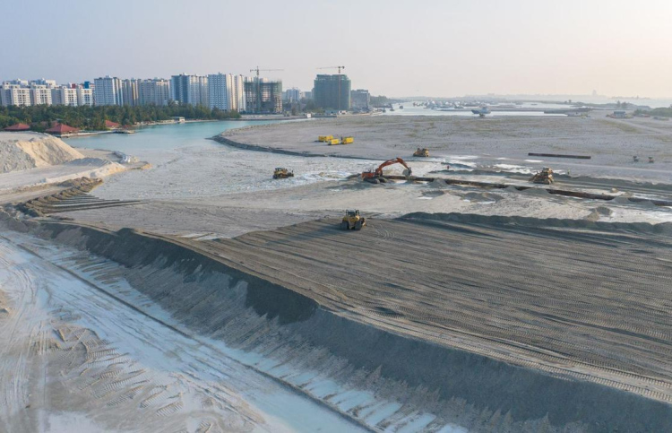 ހުޅުމާލޭގެ ތިންވަނަ ފިޔަވައްސަށް ބޭނުންވާ ބިން ހިއްކުމުގެ މަސައްކަތް ކުރަނީ.---ފޮޓޯ: އެމްއޭސީއެލް