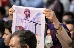 ބަންގްލާދޭޝްގެ ބޮޑުވަޒީރުކަމުގެ މަގާމުން ޝައިހް ހަސީނާ ދުރުކުރި މުޒާހަރާތަކުގައި ދަރިވަރުންގެ ލީޑަރެއްގެ ގޮތުގައި އުޅުނު ޝަރީފް އުސްމާން ހާދީގެ ފޮޓޯއެއް ހިފައިގެން މީހަކު މިއަދު މުޒާހަރާގައި: ހާދީގެ މަރާ އެކު ބަންގްލާދޭޝްގައި ވަނީ ހަމަނުޖެހުން ބޮޑުވެފައި. -- ފޮޓޯ: އޭއެފްޕީ