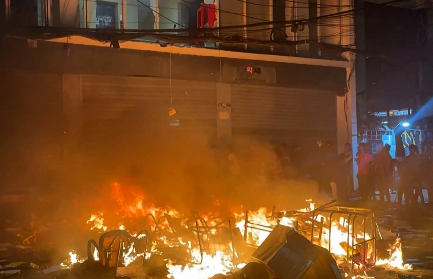 ބަންގްލާދޭޝްގެ ވެރިރަށް ޑާކާގައި ހުންނަ ޕްރޮތޮމް އަލޯ ނޫހުގެ އޮފީހުގައި ރޭ ހުޅުޖަހާފައި. -- ފޮޓޯ: އޭއެފްޕީ