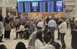 ފްލައިޓުތައް ޑިލޭވުމާއި ކެންސަލްވެ، ދުބާއީ އެއާޕޯޓުގައި މީހުން މަޑުކޮށްލައިގެން.-- ފޮޓޯ: ގަލްފް ނިއުސް