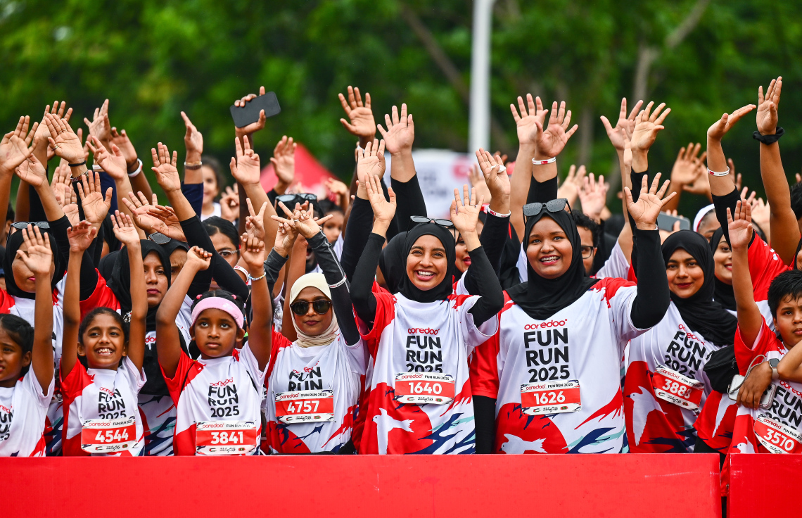 އުރީދޫ ފަން ރަންގެ ބައިވެރިން ރޭސް ފެށުމުގެ ކުރިން ވޯމްއަޕް ކުރަނީ: މި ރަންގައި މި އަހަރު 7،000 އަށް ވުރެ ގިނަ މީހުން ބައިވެރިވި.--- ފޮޓޯ: ފަޔާޒު މޫސާ | މިހާރު