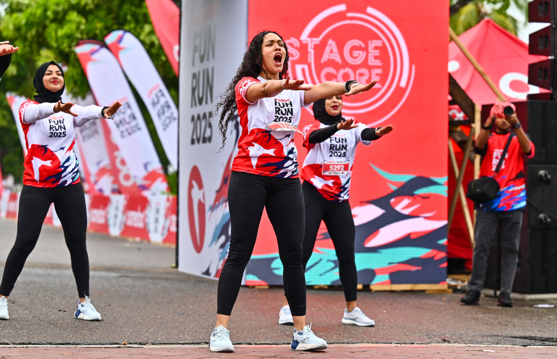 އުރީދޫ ފަން ރަންގެ ބައިވެރިން ރޭސް ފެށުމުގެ ކުރިން ވޯމްއަޕް ކުރަނީ: މި ރަންގައި މި އަހަރު 7،000 އަށް ވުރެ ގިނަ މީހުން ބައިވެރިވި.--- ފޮޓޯ: ފަޔާޒު މޫސާ | މިހާރު