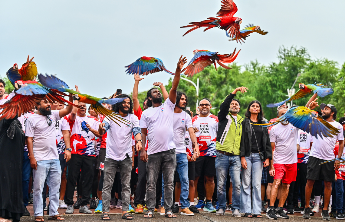 އުރީދޫ ފަން ރަންގެ ބައިވެރިން ރޭސް ފެށުމުގެ ކުރިން ފްލައިން މޯލްޑިވްސްގެ ފަރާތުން އެ މީހުންގެ ދޫނިތައް އުދުއްސާލަނީ.--- ފޮޓޯ: ފަޔާޒު މޫސާ | މިހާރު