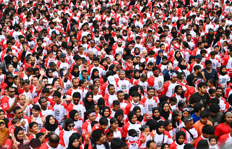 އުރީދޫން މި އަހަރު ބޭއްވި ފޯރިގަދަ ފަން ރަންގެ ތެރެއިން: އާންމުންގެ ބޮޑު ތަރުހީބެއް ލިބުނު މި އަހަރުގެ މި ހަރަކާތުގައި6،000 ވުރެ ގިނަ މީހުން ބައިވެރިވި -- ފޮޓޯ: ފަޔާޒު މޫސާ | މިހާރު