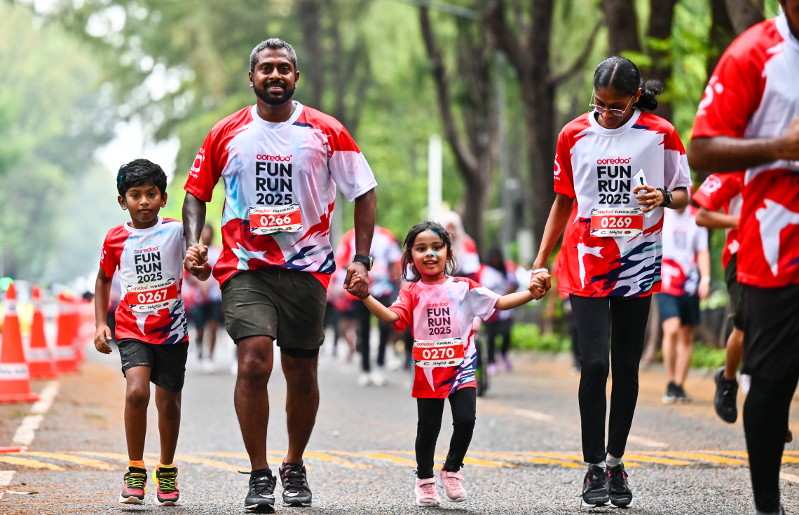 ހުޅުމާލޭގައި މިއަދު ހަވީރު ބޭއްވި އުރީދޫގެ މަޖާ "ފަން ރަން" ގައި ކުޑަކުދިންތަކެއް ގޮވައިގެން ދުވަނީ: މިއީ ކުޑަކުދިން ވެސް ވަރަށް ފޯރިނަގާ އަދި އެ ކުދިންނަށް ވެސް ހާއްސަ ކަންތައްތަކެއް ހިމެނޭ ރަންއެއް.---ފޮޓޯ: ފަޔާޒު މޫސާ| މިހާރު