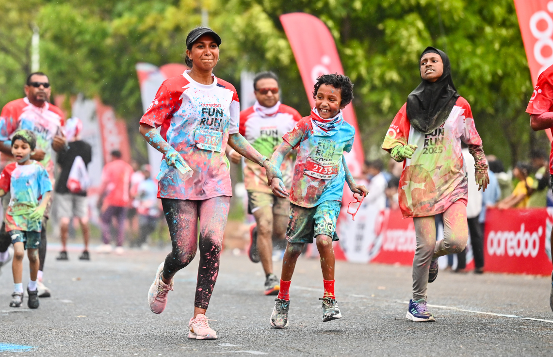 މިއަދު ހަވީރު ހުޅުމާލޭގައި ބޭއްވި އުރީދޫ ފަން ރަންގެ ބައިވެރިންތަކެއް ދުވަނީ.---ފޮޓޯ: ފަޔާޒު މޫސާ| މިހާރު