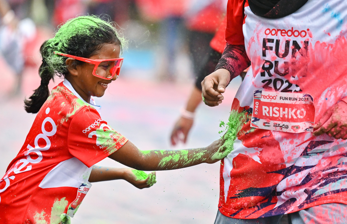 އުރީދޫ ފަން ރަންގައި ބައިވެރިވި ކުއްޖަކު އެ ކުއްޖާގެ ބެލެނިވެރިޔާގެ ގައިގައި ކުލަ ހާކަނީ. --- ފޮޓޯ: ފަޔާޒު މޫސާ | މިހާރު