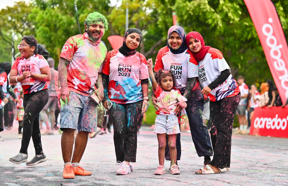 ހުޅުމާލޭގައި މިއަދު ހަވީރު ބޭއްވި އުރީދޫ ފަން ރަންގެ ބައިވެރިންތަކެއް ފޮޓޯއަކަށް ތައްޔާރުވެގެން.--- ފޮޓޯ: ފަޔާޒު މޫސާ | މިހާރު