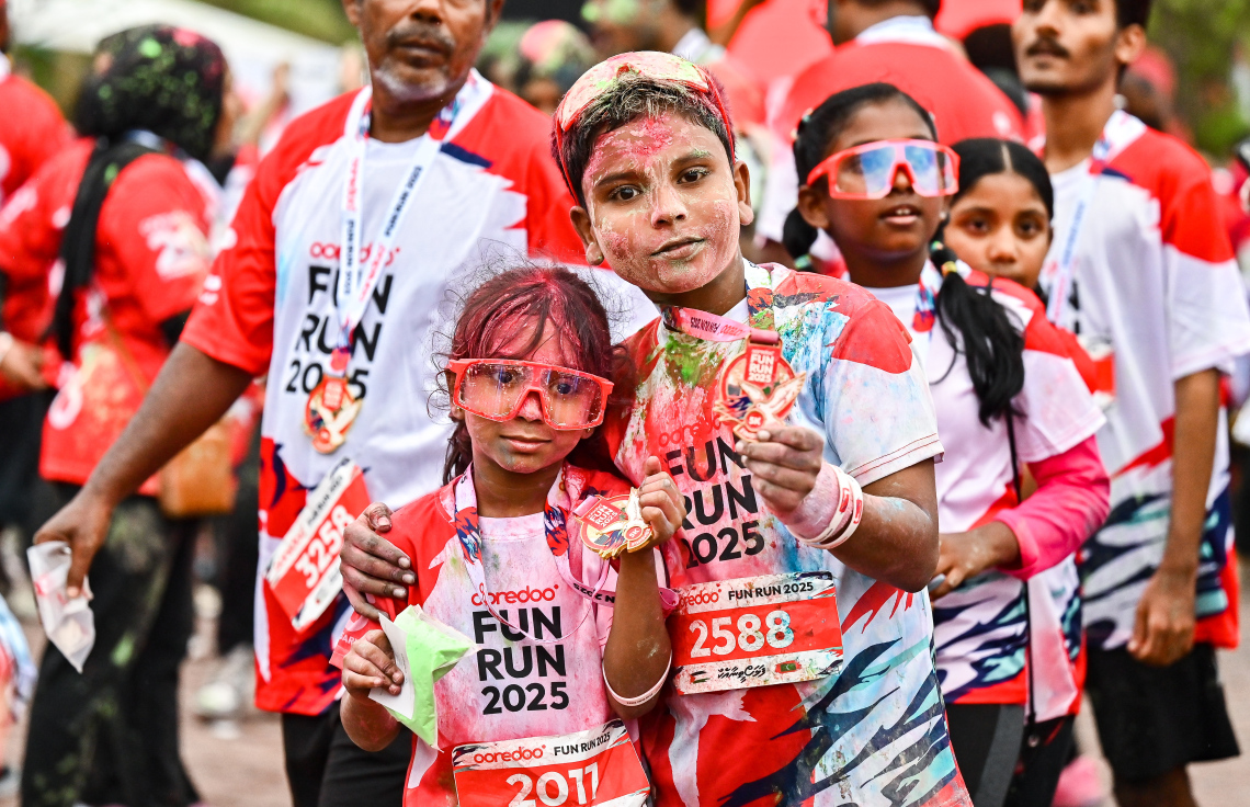 އުރީދޫން މިއަދު ބޭއްވި ފަން ރަންގައި މެޑެލް ލިބުނު ކުއްޖަކު މެޑެލާ އެކު ފޮޓޯއެއް ނަަގަނީ.--- ފޮޓޯ: ފަޔާޒު މޫސާ | މިހާރު