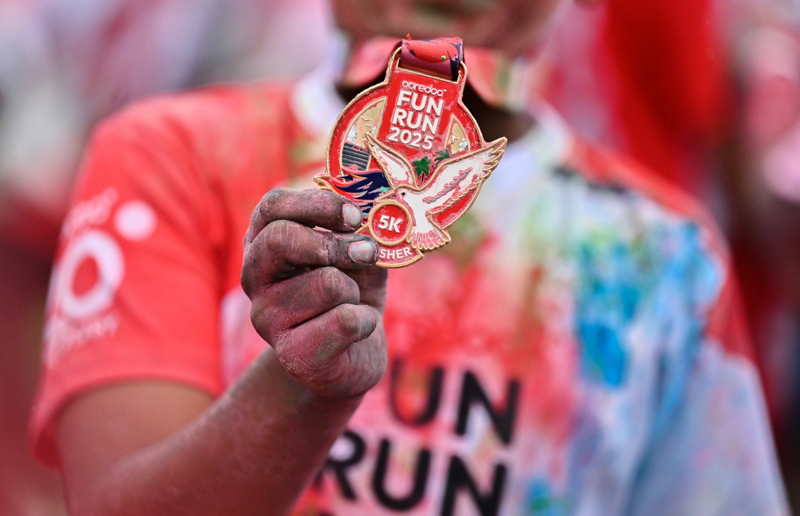 އުރީދޫން މިއަދު ބޭއްވި ފަން ރަންގައި މެޑެލް ލިބުނު ކުއްޖަކު މެޑެލާ އެކު ފޮޓޯއެއް ނަަގަނީ.--- ފޮޓޯ: ފަޔާޒު މޫސާ | މިހާރު