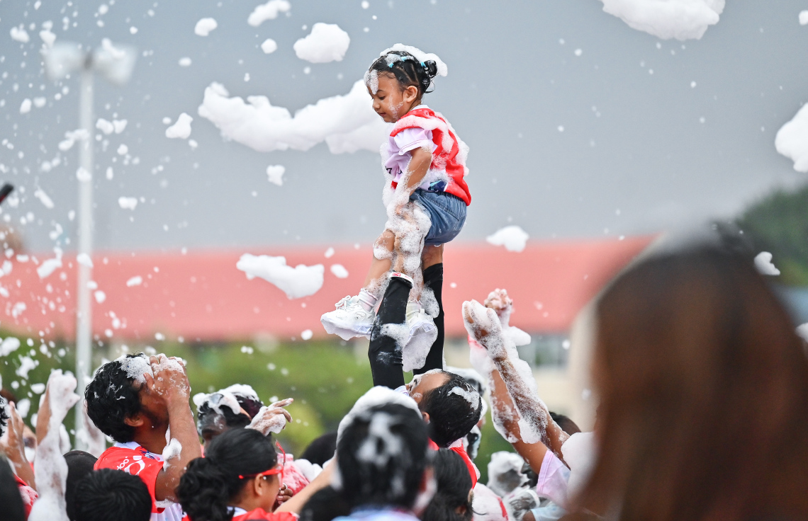 އުރީދޫން މިއަދު ހަވީރު ހުޅުމާލޭގައި ބޭއްވި ފޯރިގަދަ ފަން ރަންގައި ކުރިއަށް ގެންދިޔަ ގެންދިޔަ ފޯމް ޕާޓީގައި ބެލެނިވެރިއަކު ތުއްތު ކުއްޖަކު މައްޗަށް ނަގައިގެން.--- ފޮޓޯ: ފަޔާޒު މޫސާ | މިހާރު