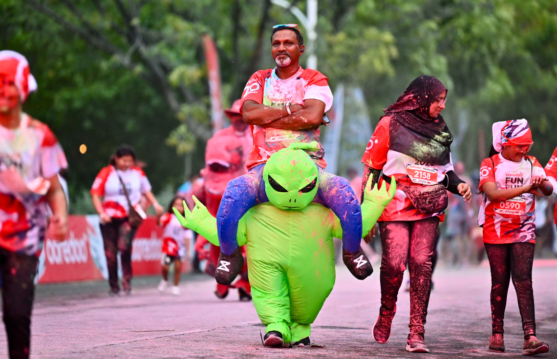 އުރީދޫން މި އަހަރު ބޭއްވި ފޯރިފަދަ ފަން ރަންގައި ބަޔަކު މަޖާނަގަނީ.---ފޮޓޯ: ފަޔާޒު މޫސާ| މިހާރު