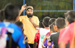 އިބްރާހިމް ރަމިޒު (އިބޭ) ކުޑަކުދިންޔަކަކާ އެކު --- ފޮޓޯ: މަންފާ