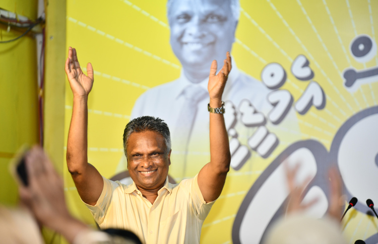 މިރޭ ބޭއްވި ކެމްޕެއިން ޖަލްސާގައި އާޒިމް ބައިވެރިވެ ވަޑައިގަންނަވަނީ: އޭނާގެ ހިދުމަތްތަކަށް ރައްޔިތުންގެ މަޖިލީހުގެ ދިއްދޫ ދާއިރާގެ ކުރީގެ މެމްބަރު ސަމީރު ވަނީ ތައުރީފް ކުރައްވާފައި.--- ފޮޓޯ| އެމްޑީޕީ