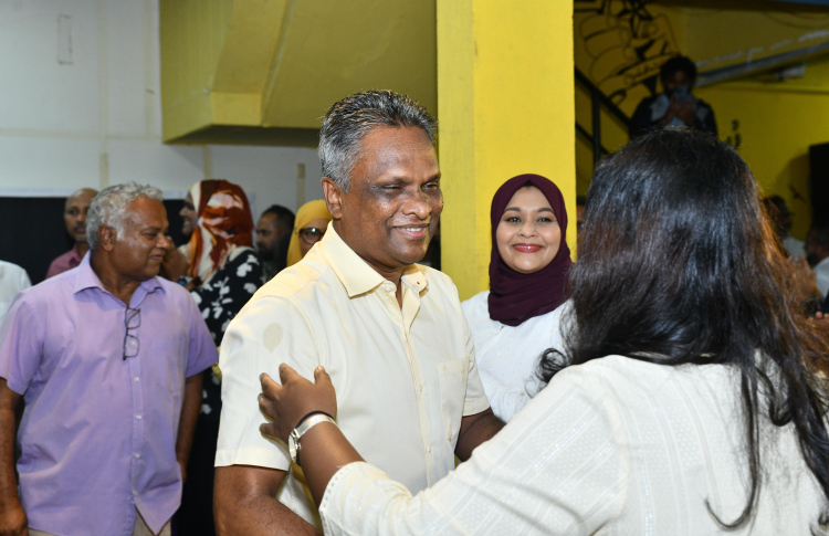 އާދަމް އާޒިމްގެ ކެމްޕެއިން ޖަލްސާގައި މީހަކު އޭނާއާ ވާހަކަ ދައްކަނީ: މަސް މާރުކޭޓް ތަރައްގީ ކުރުމާ ގުޅޭ އޮޑިޓް ރިޕޯޓް ނިމިފައިވާ ކަމަށް އާޒިމް ވިދާޅުވި --- ފޮޓޯ/އެމްޑީޕީ