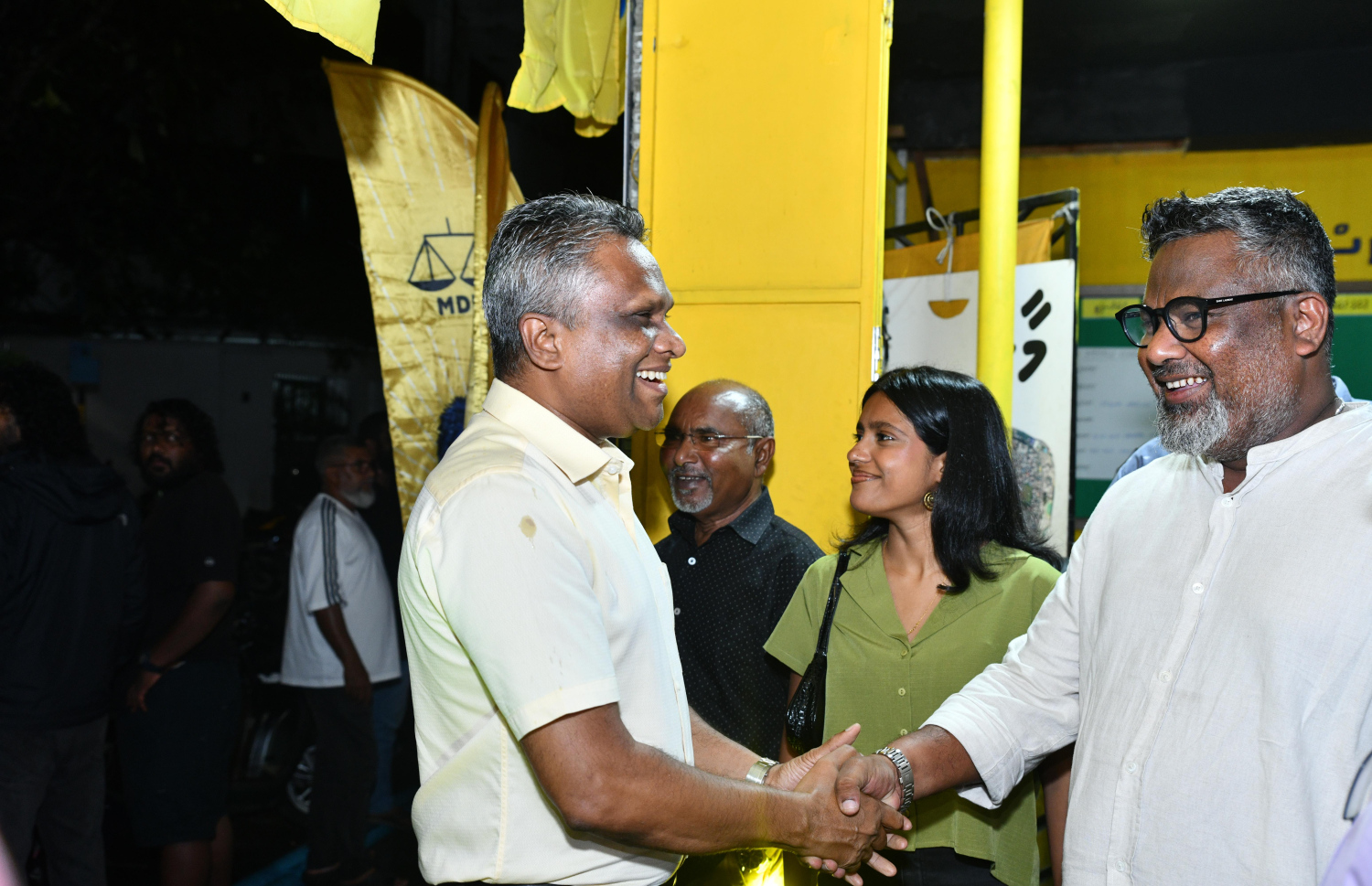 މާލޭގެ މޭޔަރު އާދަމް އާޒިމް މިރޭގެ ޖަލްސާގައި ސަޕޯޓަރުންނާ ސަލާން ކުރައްވަނީ.---ފޮޓޯ: އެމްޑީޕީ