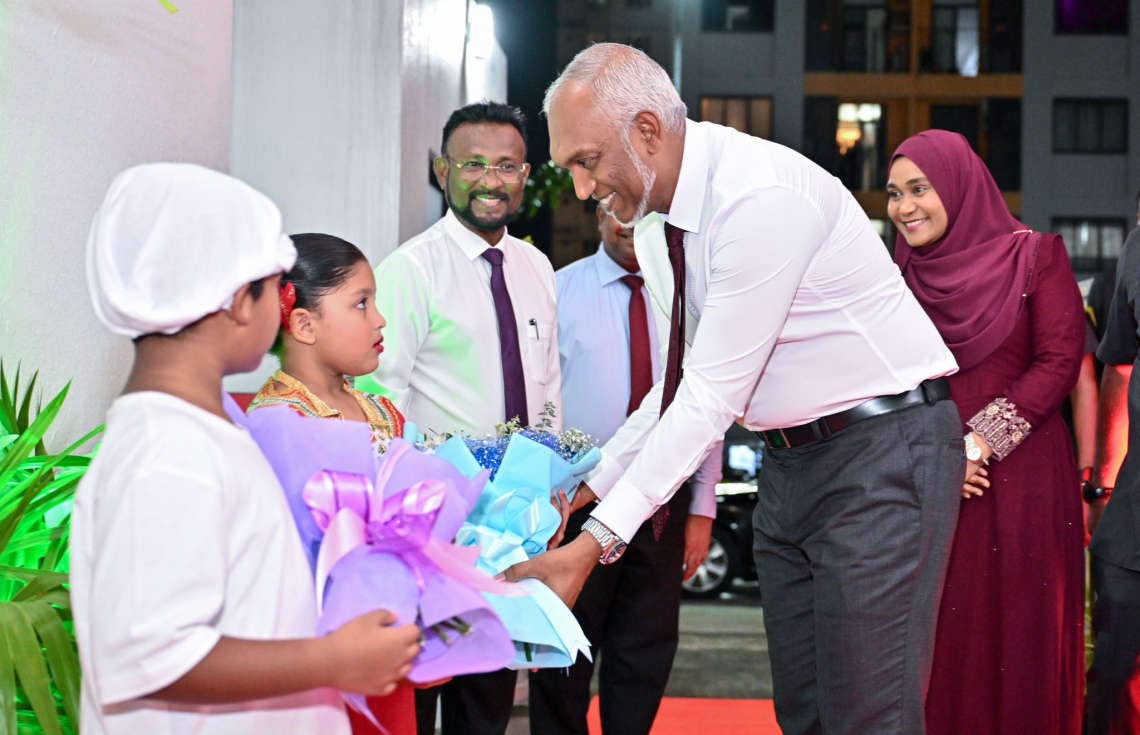 ދިވެހިބަހާ ބެހޭ މިނިސްޓްރީން މި އަހަރު ކުރިއަށް ގެންދިޔަ އަދަބީ މުބާރާތްތަކާއި އަތުލިޔުން މުބާރާތުގެ އިނާމުދިނުމުގެ ރަސްމިއްޔާތަށް ރައީސް ޑރ. މުހައްމަދު މުއިއްޒު ވަޑައިގަތުން.-- ފޮޓޯ: ރައީސް އޮފީސް