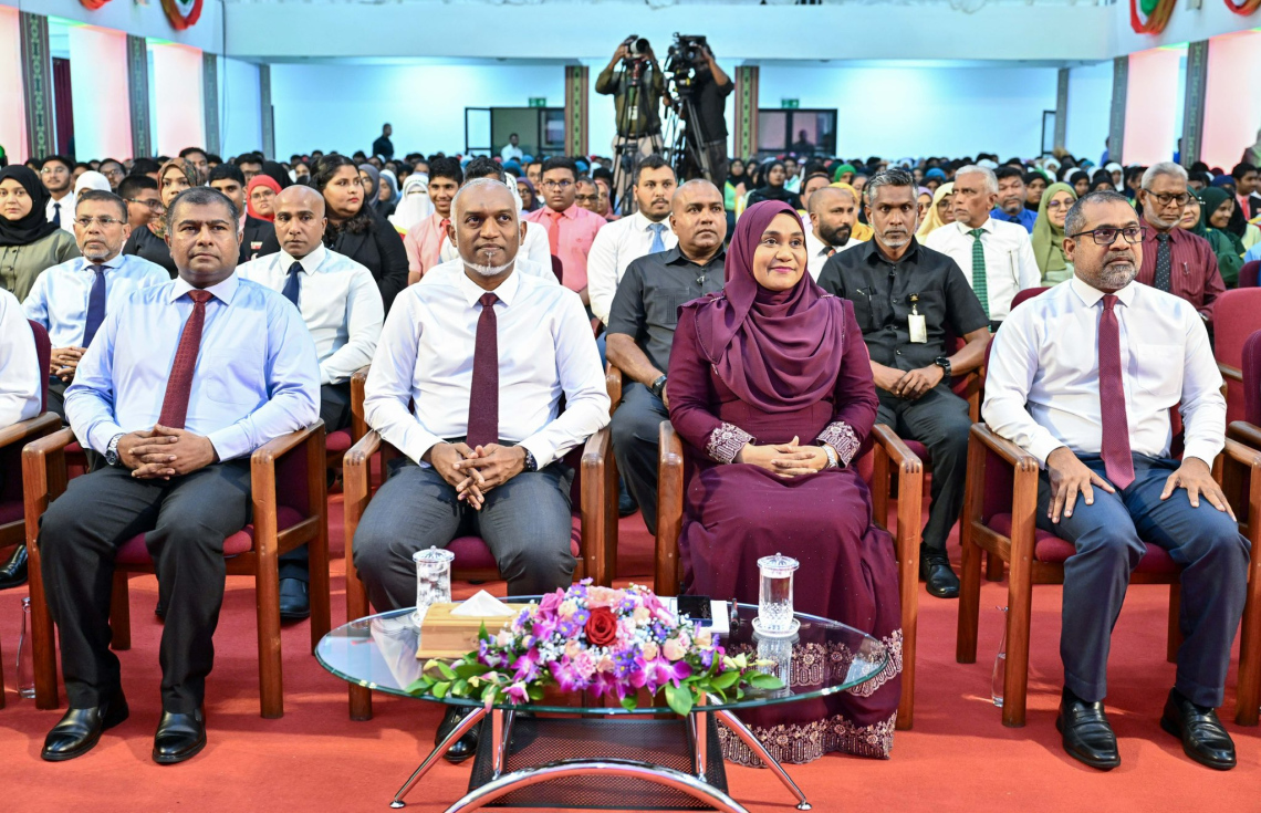 ދިވެހިބަހާ ބެހޭ މިނިސްޓްރީން މި އަހަރު ކުރިއަށް ގެންދިޔަ އަދަބީ މުބާރާތްތަކާއި އަތުލިޔުން މުބާރާތުގެ އިނާމުދިނުމުގެ ރަސްމިއްޔާތުގައި ރައީސް ޑރ. މުހައްމަދު މުއިއްޒުގެ ދެކަނބަލުން ބައިވެރިވެވަޑައިގަންނަވަނީ.-- ފޮޓޯ: ރައީސް އޮފީސް