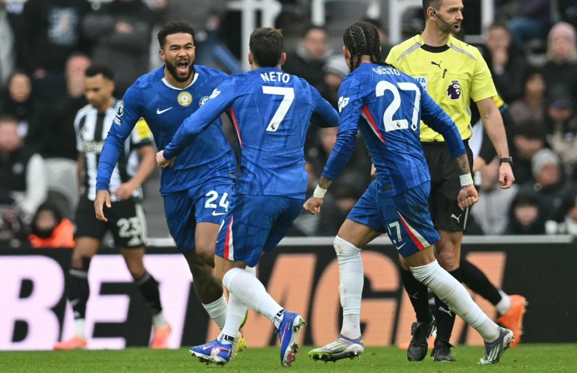 ރީސް ޖޭމްސް (ވ) ގެލްސީ އަށް ގޯލު ޖަހައިދިނުމަށް ފަހު.-- ފޮޓޯ: އޭއެފްޕީ