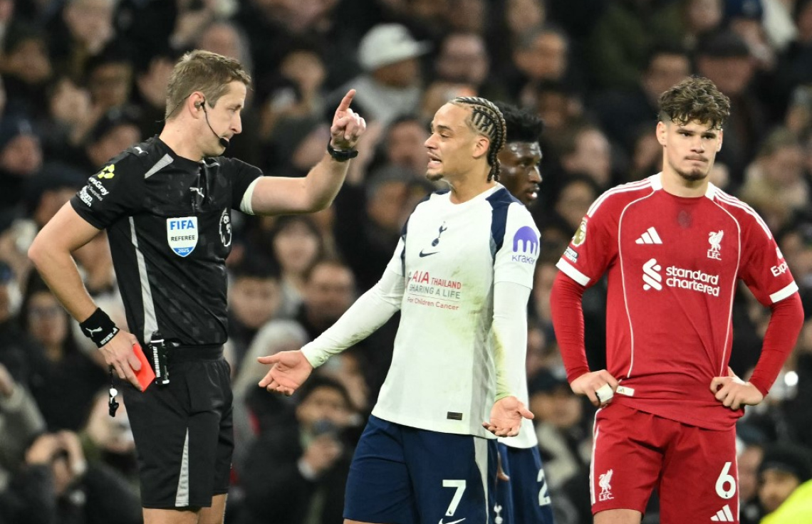 ރެފްރީ، ޓޮޓެންހަމްގެ ޒަވީ ސިމޮންސް އަށް ރަތް ކާޑު ދައްކަނީ.-- ފޮޓޯ: އޭއެފްޕީ