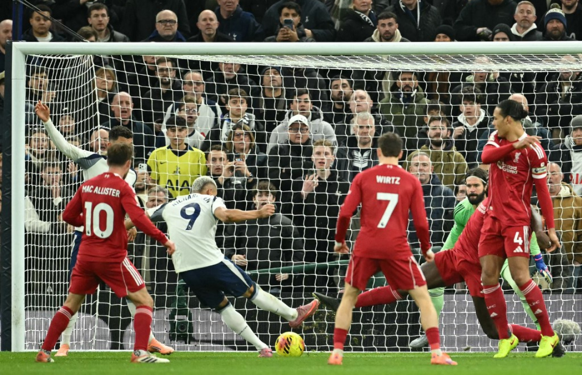 ރިޗާލިސަން ޓޮޓެންހަމަށް ލަނޑު ޖަހައިދެނީ.-- ފޮޓޯ: އޭއެފްޕީ