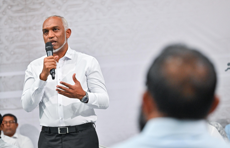 ރައީސް މުއިއްޒު ހުޅުމާލޭ 1 ގެ ރައްޔިތުންނާ ބައްދަލުކުރައްވައި ވާހަކަފުޅު ދައްކަވަނީ.--- ފޮޓޯ: ފަޔާޒު މޫސާ| މިހާރު