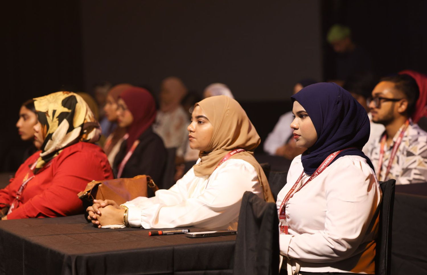 93 ބައިވެރިންނާ އެކު ނޭޝަނަލް ޔޫތު ކޮންފަރެންސް ފެށުމަށް ބޭއްވި ރަސްމިއްޔާތުގައި ކޮންފަރެންސްގެ ބައިވެރިންތަކެއް.-